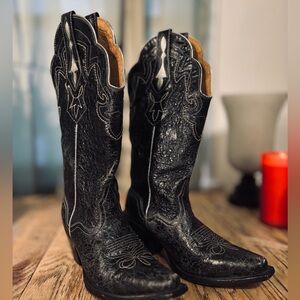 Black western cowgirl boots.